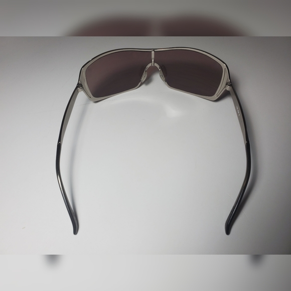 Oakley Sunglasses Polarized Remedy Silver with Tinted Lenses with Case. - Picture 8 of 10